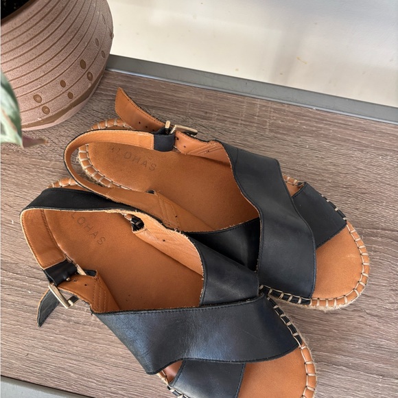ALOHAS Black and Tan Leather Sandals - Picture 1 of 4
